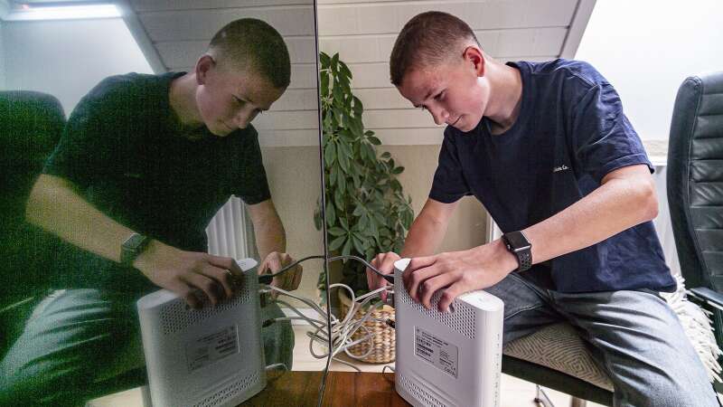 Rasmus arbejder med router